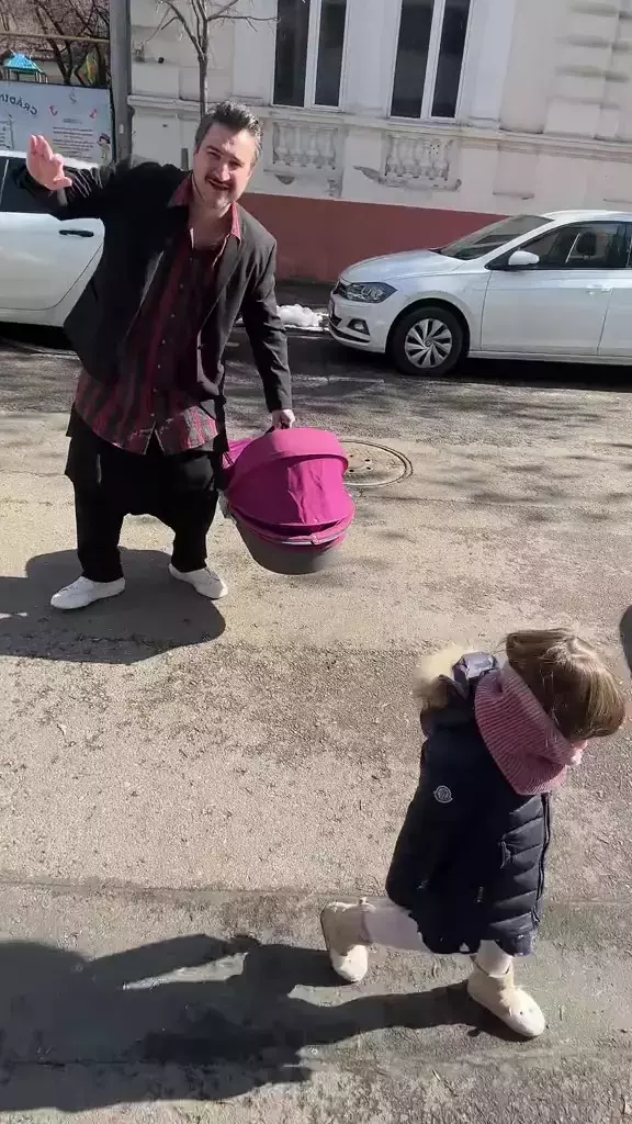 cristina-cioran-si-alex-dobrescu-la-plimbare-cu-cei-doi-copii-ai-lor-7