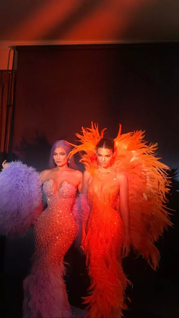 Kylie-Jenner-și-Kendall-Jenner-@kendalljenner-576x1024