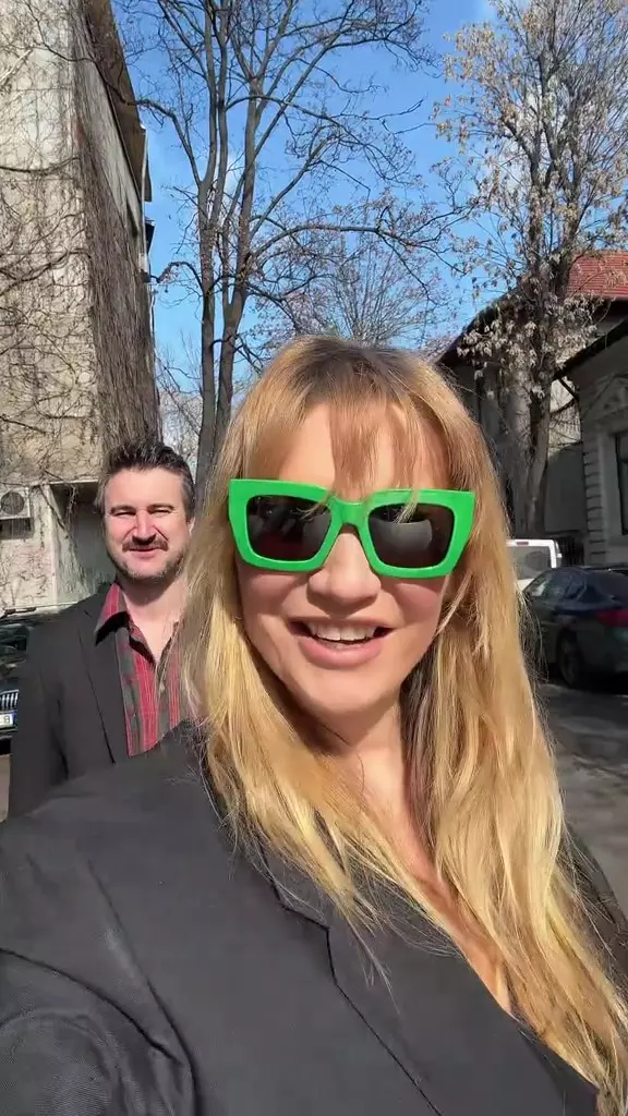 Cristina Cioran și Alex Dobrescu la plimbare cu cei doi copii ai lor (3)