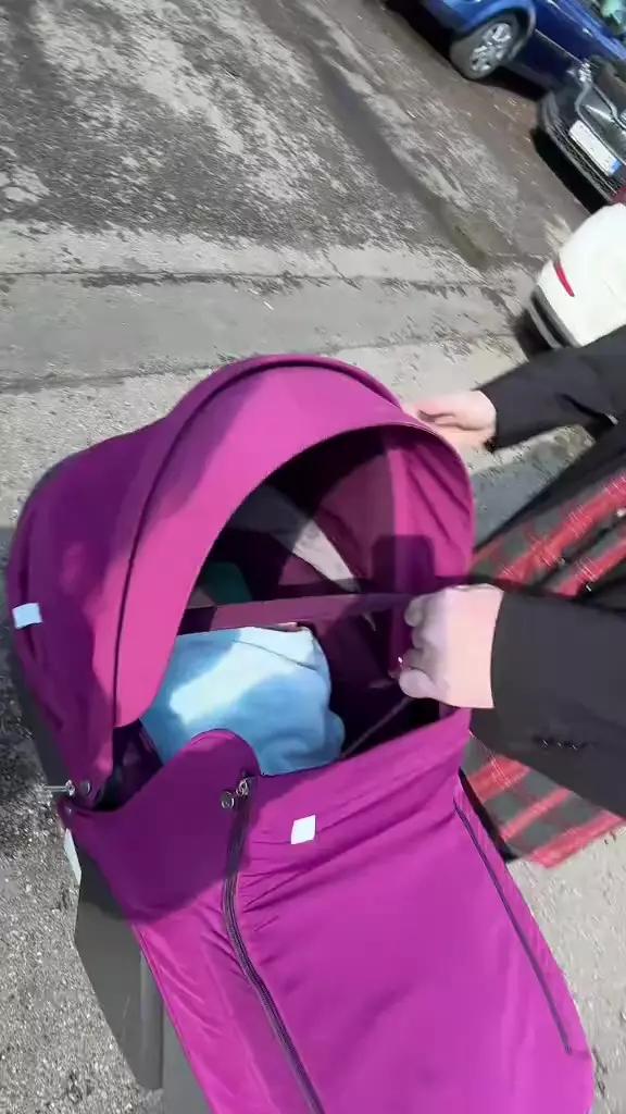 Cristina Cioran și Alex Dobrescu la plimbare cu cei doi copii ai lor (6)