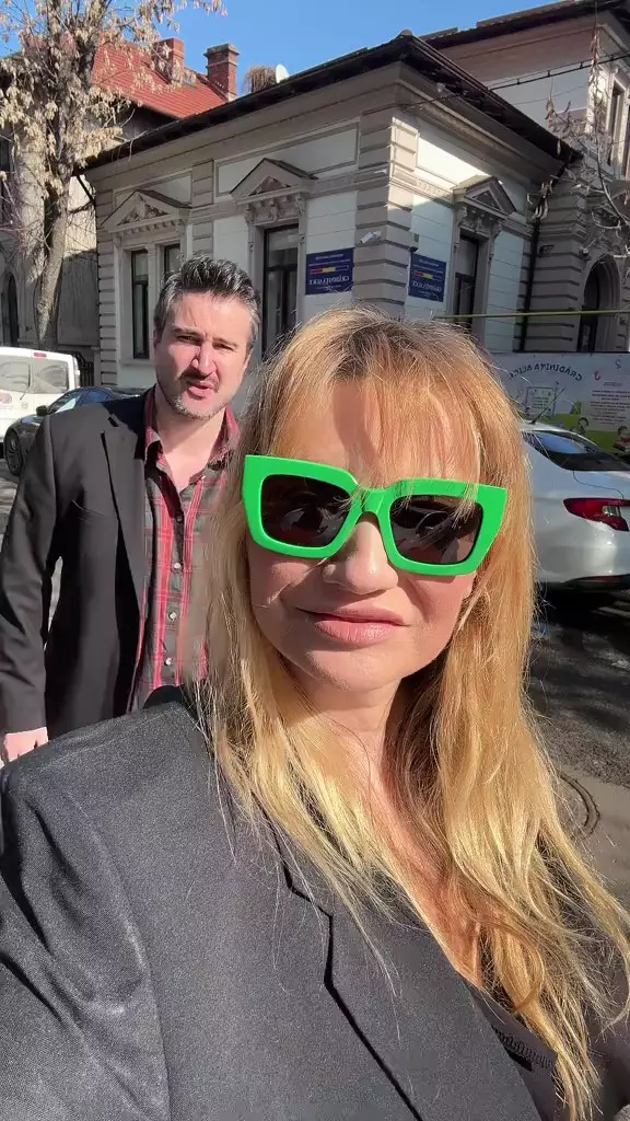 Cristina Cioran și Alex Dobrescu la plimbare cu cei doi copii ai lor (9)