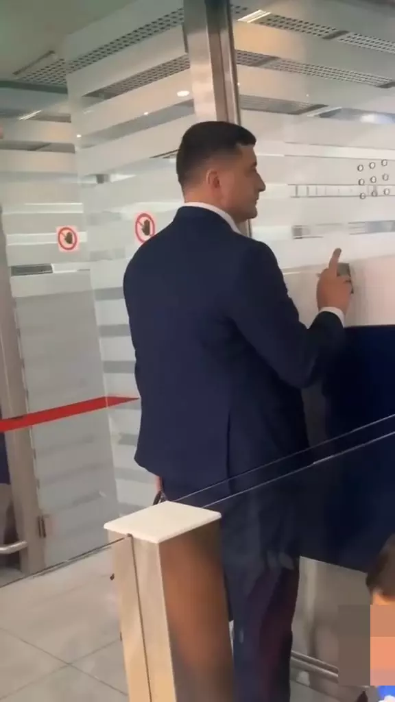 George Simion la aeroport (2)