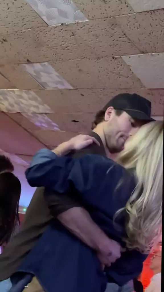 Glen Powell și Michelle Randolph (2)