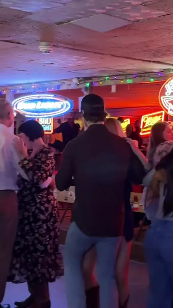 Glen Powell și Michelle Randolph (3)