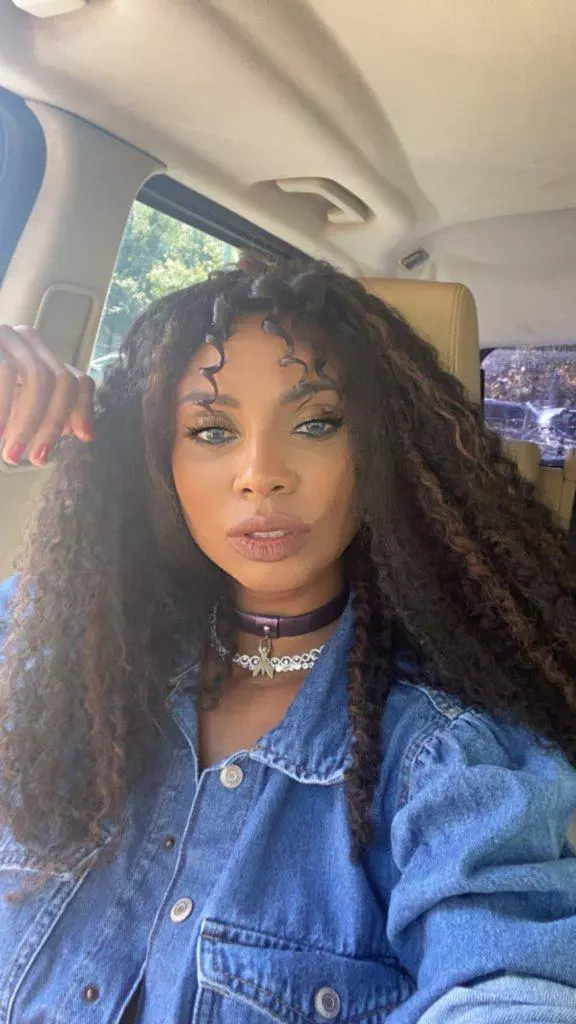 Laurette-2-4-576x1024-1