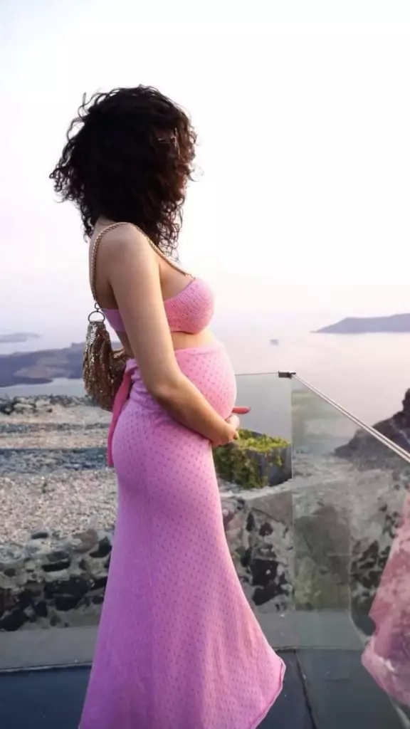 marisa-paloma-bravo-ai-stil-insarcinata-1-576x1024-1