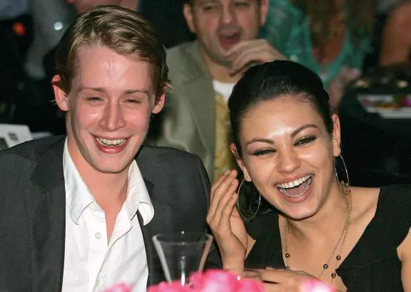 Macaulay Culkin alături de Mila Kunis, cu care a avut o relație de aproape 8 ani