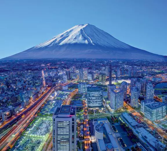 Panorama orașului Tokio, străjuit de Muntele Fuji