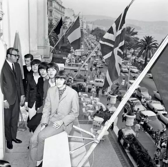 30 iunie 1965 – The Beatles pe balconul Apartamentului Imperial de la Hotel Negresco