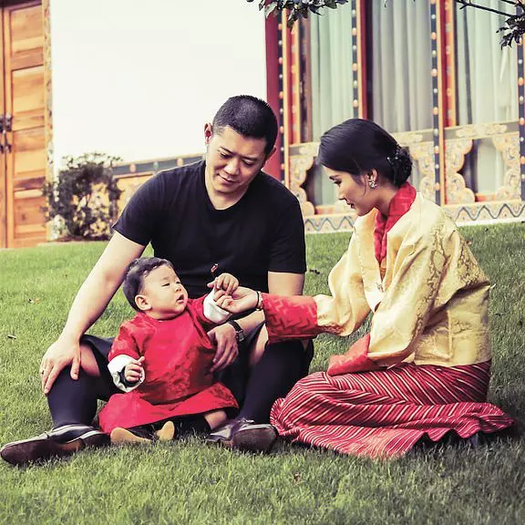 Imagini rare cu adorabilul Print al Bhutanului