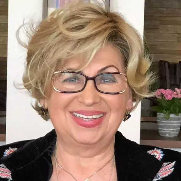 Angela Zahiu1