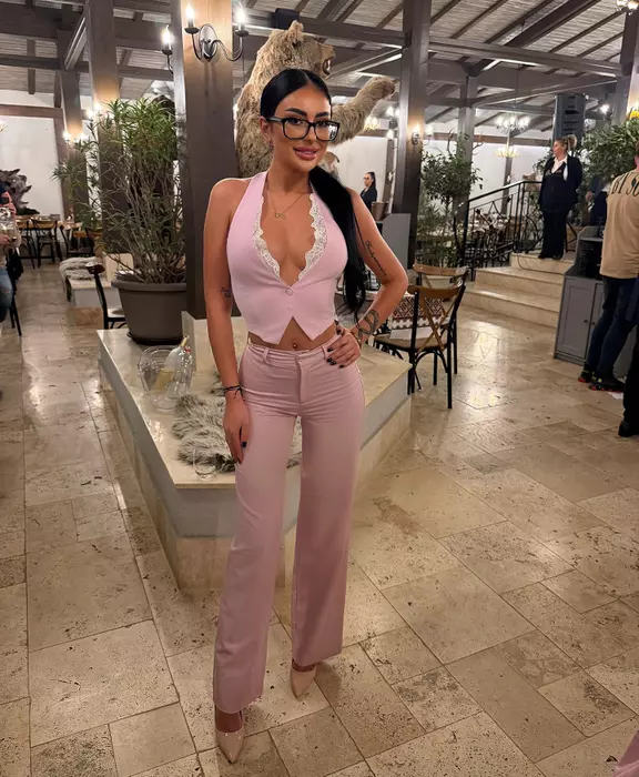 https___www.cancan.ro_wp-content_uploads_2026_08_cine-este-andreea-eremia-de-la-burlacii-foc-in-paradis.-ce-meserie-are-la-baza-bruneta-12