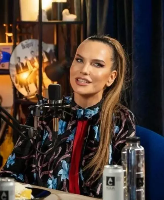 anna-lesko-a-avut-scolioza-1