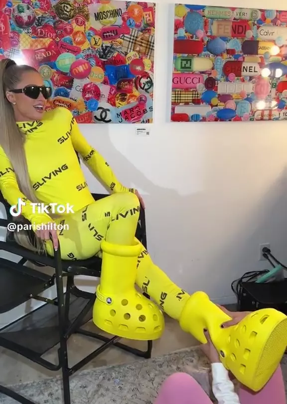 Paris Hilton cizme galbene MSCHF Crocs