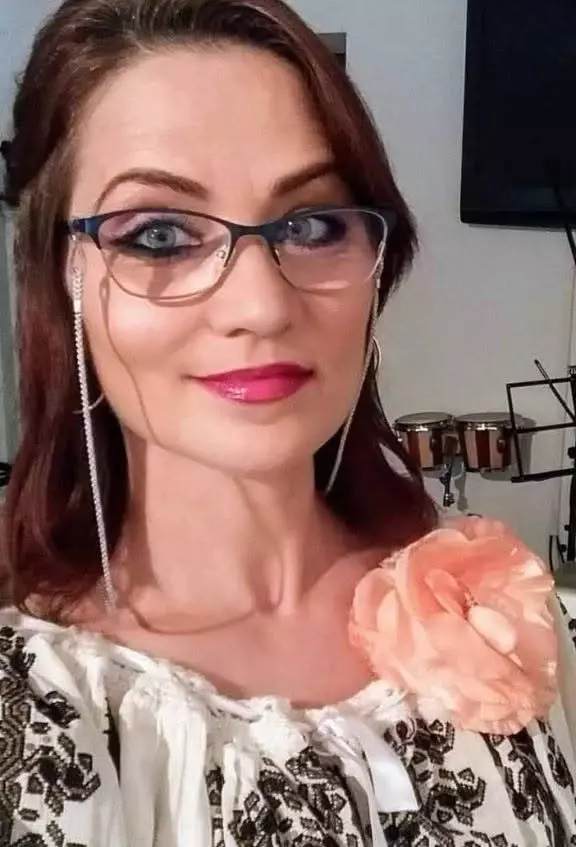 nicoleta voicu cu ochelari