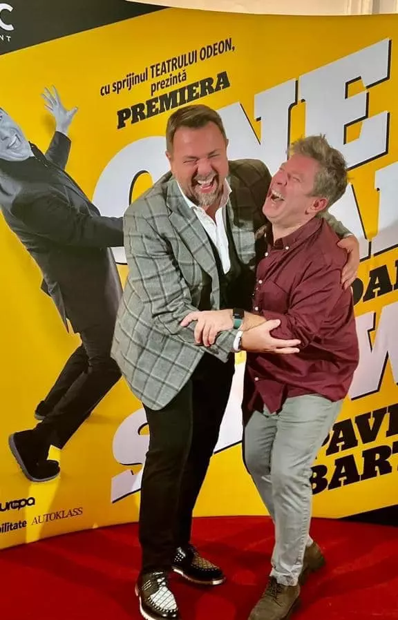 pavel-bartos-alaturi-de-sotia-lui-si-fiicele-lor-la-premiera-one-man-aproape-show.-cum-s-au-fotografiat-3