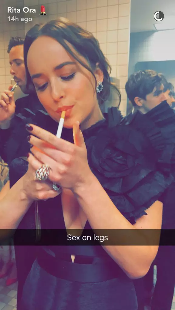 Dakota Johnson nu a rezistat prea mult tentației de a fuma