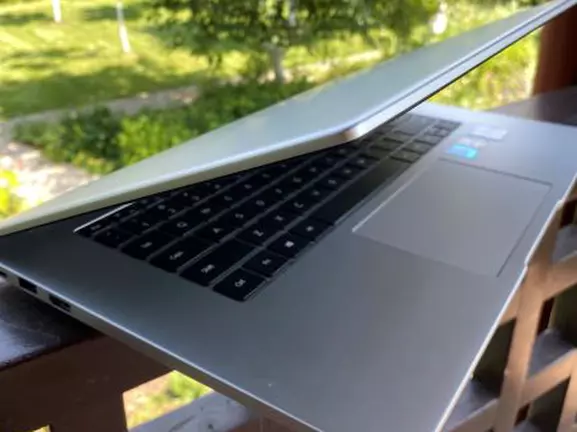 prezentare-huawei-matebook-d15-un-laptop-care-traduce-luxul-din-scump-in-accesibil-8-4