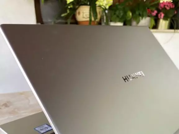 prezentare-huawei-matebook-d15-un-laptop-care-traduce-luxul-din-scump-in-accesibil-6-4