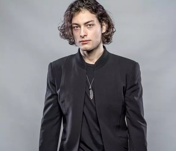 toto-dumitrescu-pleaca-din-romaniaToto Dumitrescu e actor, are 25 de ani și nu mai primește bani de la părinți