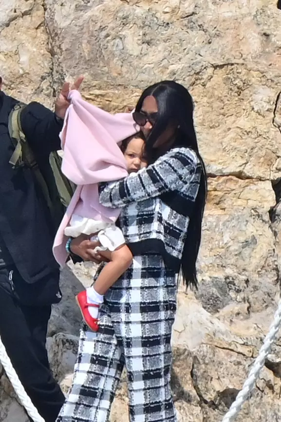 No Crédit - BI - No Web - Naomi Campbell et son adorable petite fille partent en bateau de l'hôtel du Cap-Eden-Roc à Antibes