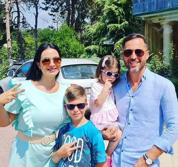 Deea și Dinu Maxer alături de copii