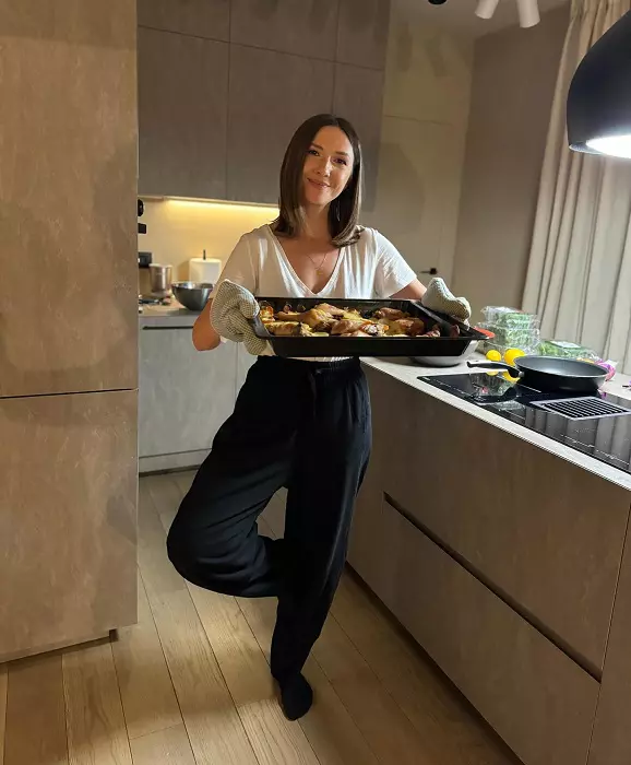 adela popescu in bucatarie