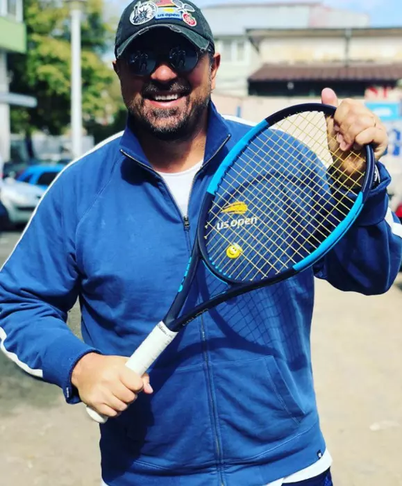 Horia Brenciu cu racheta de tenis