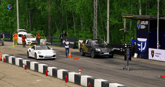 Cel mai scump, puternic și opulent SUV din lume, Bentley Bentayga, se dă la liniuțe cu un Porsche 911 Turbo (VIDEO)