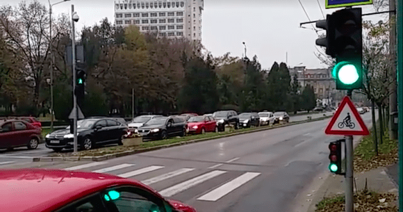 Timișoara: semaforul care arată verde pentru mașini și pietoni, în același timp (video)