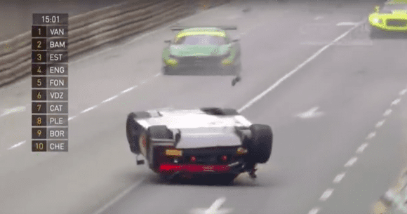 S-a răsturnat, dar a caștigat cursa pe plafonul mașinii (video)