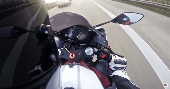 Un VW Golf din 1980 s-a luat la întrecere cu o Yamaha R1. Deznodământul te va lăsa cu gura căscată!