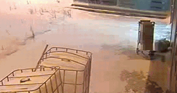 Cascadorii rusului: Un rus drogat intră cu mașina în aeroport și face ravagii. Cine îl oprește?