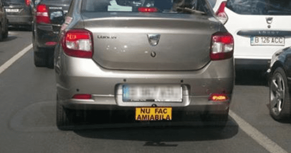 Mașina care stârnește hohote de râs în trafic! Ce a scris șoferul pe spatele Loganului său e INCREDIBIL!