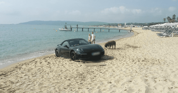 Un Porsche înfipt pe plajă în Saint-Tropez: să sperăm că nu e român!