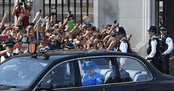 Regina Elizabeta a II-a a fost reclamată că nu a purtat centură