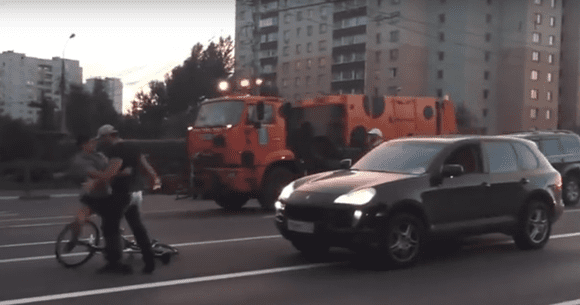 VIDEO - Doi șmecheri cu Porsche vor să-i aplice o corecție unui biciclist, dar ajung să regrete amarnic