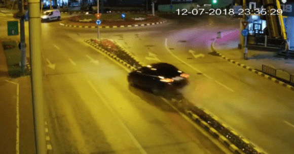 Accident spectaculos într-un sens giratoriu din Suceava (Video)