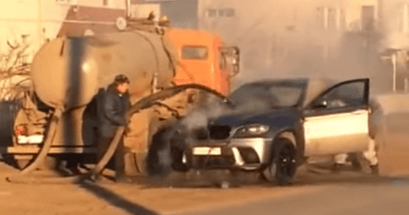 Noroc sau ghinion? Un BMW în flăcări a fost salvat de... o vidanjă! (VIDEO)