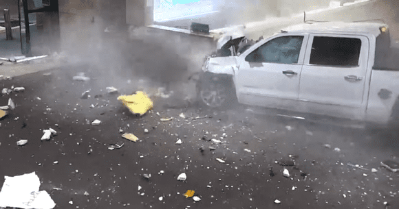 Un șofer a intrat cu mașina în aeroport. Literalmente! (VIDEO)