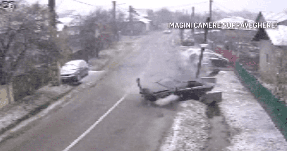 E de mirare că toată lumea a scăpat cu viață din acest accident (VIDEO)