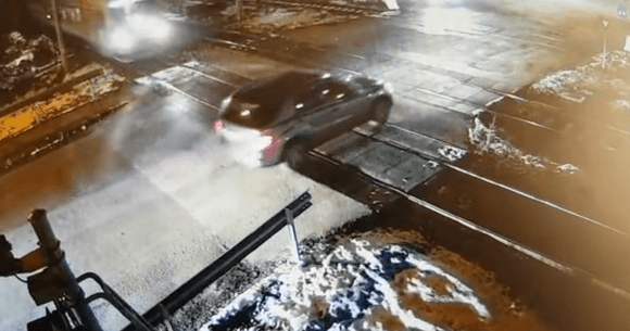 Efectele neatenției: a scăpat de tragedie ca prin urechile acului (VIDEO)