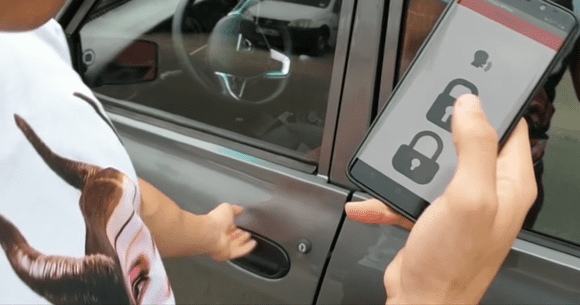 „Dacie, deschide!”: așa intră un adolescent în mașina sa, o Dacia 1300 (VIDEO)