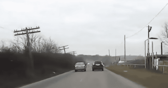 Două accidente într-un minut: de asta a fost ferit un șofer inconștient (VIDEO)