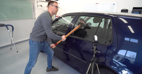 Este geamul de VW Golf IV mai rezistent decât Tesla Cybertruck? (VIDEO)