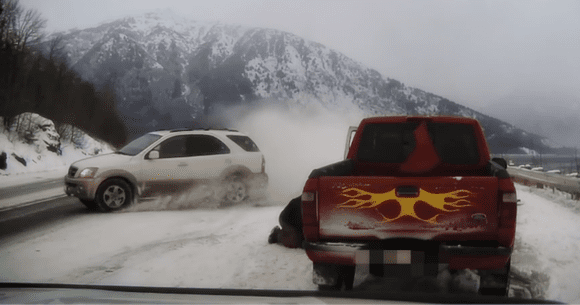 Noroc sau îndemânare? Un șofer glisează razant pe lângă tragedie (VIDEO)