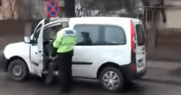 Polițist local „iartă” un angajat al Primăriei. Ce a făcut acesta mai demult (VIDEO)