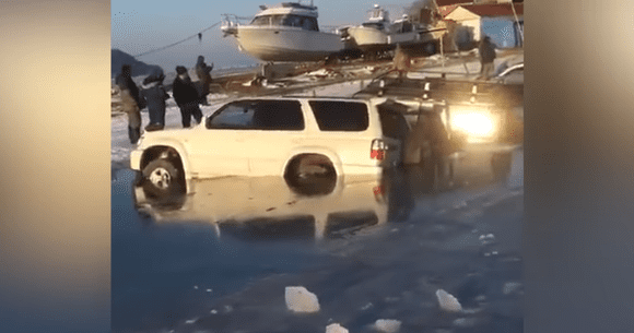 Parcare neinspirată: 37 de mașini au fost înghițite de un lac înghețat în estul Rusiei (VIDEO)