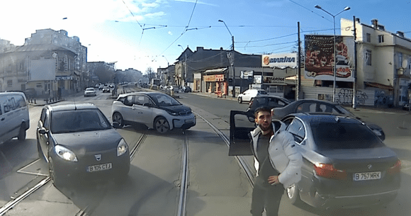 Dreptate cu forța: un vatman împinge cu tramvaiul un șofer nesimțit (VIDEO)