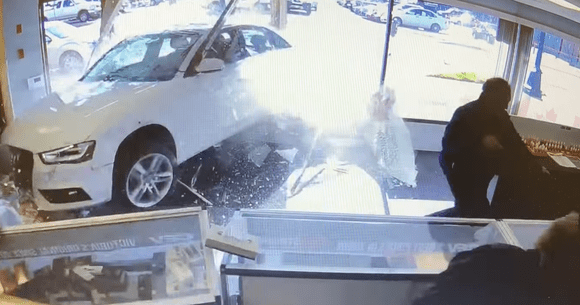 Fumatul ucide. La fel poate să facă și o bătrână confuză în spatele volanului (VIDEO)